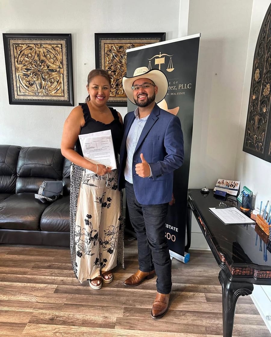 Cliente firmando documentos con el abogado